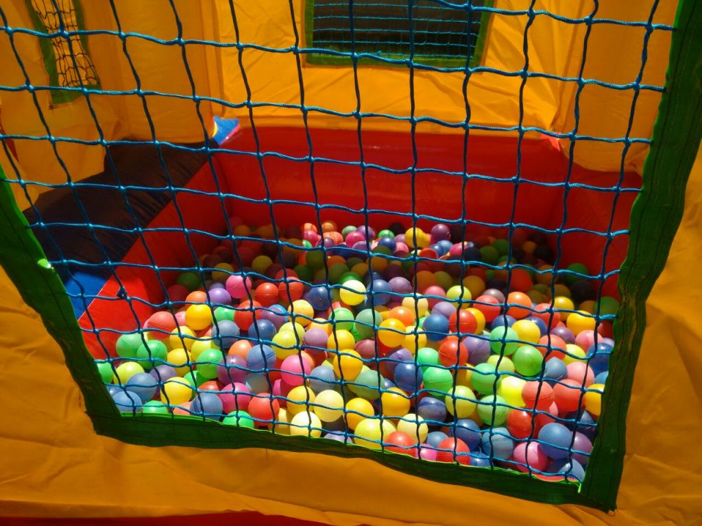 inflable con pelotas de toy story