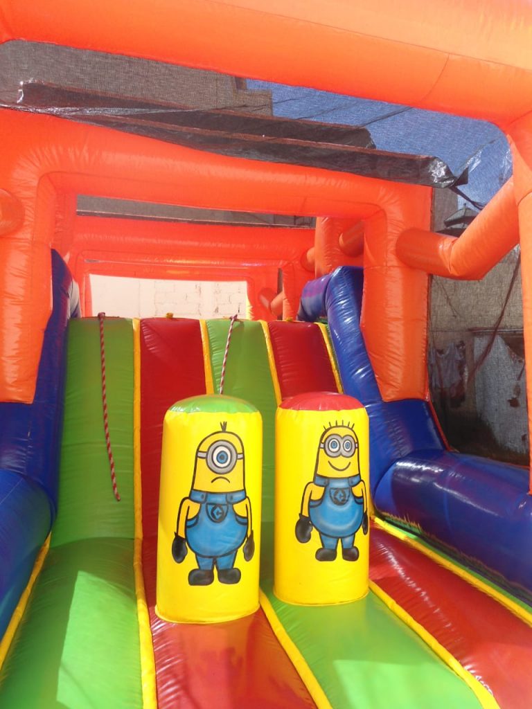 Inflable de minions con techo